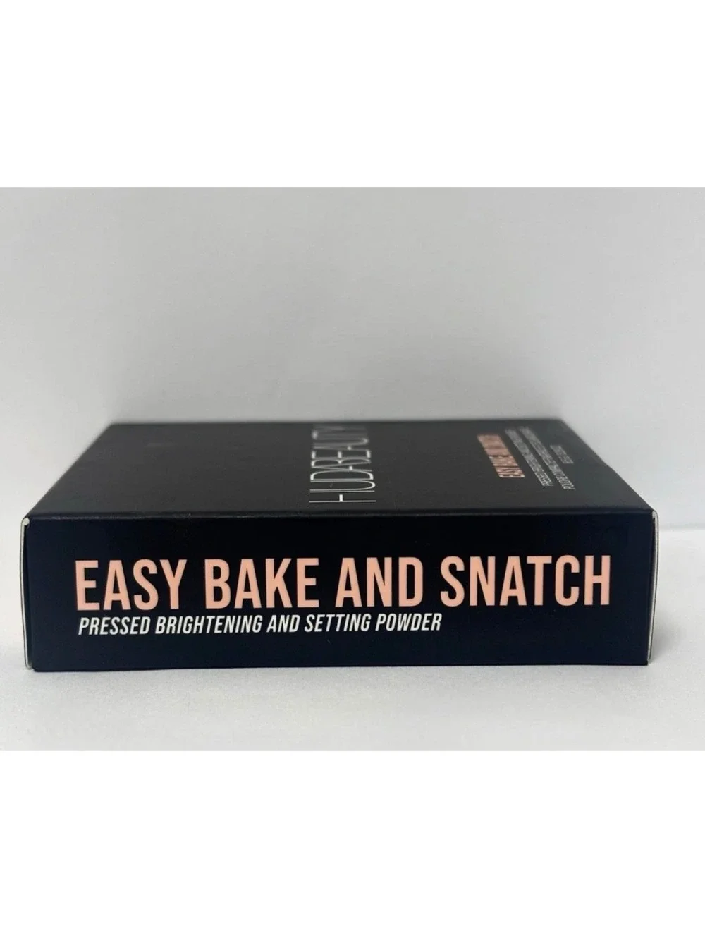 HUDA BEAUTY Easy Bake & Snatch Brightening & Setting Powder Cherry Blossom Cake.